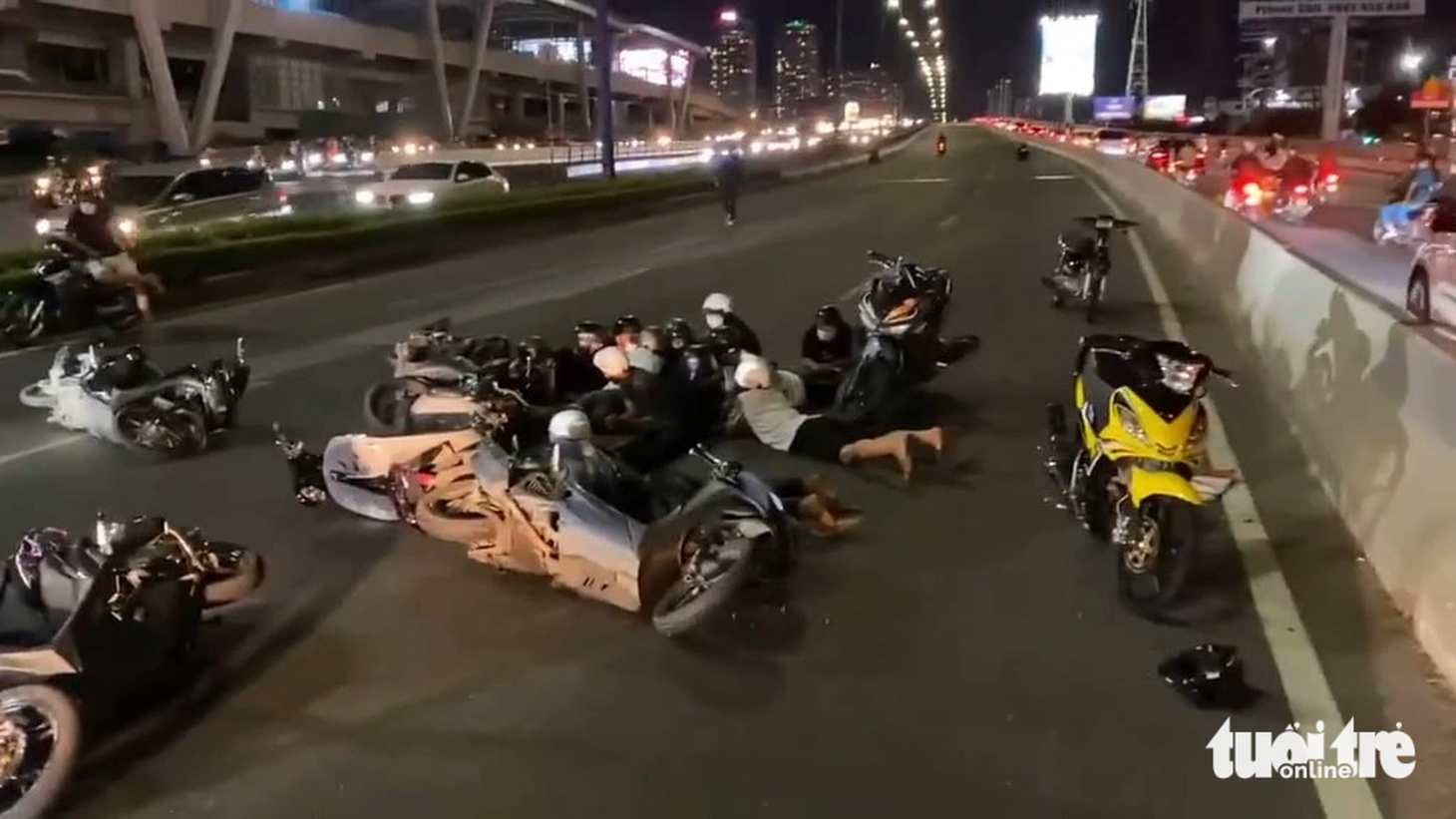 Nhóm thanh niên đang "quậy" ở khu vực cầu Sài Gòn thì bị công an vây bắt - Ảnh: L.T.