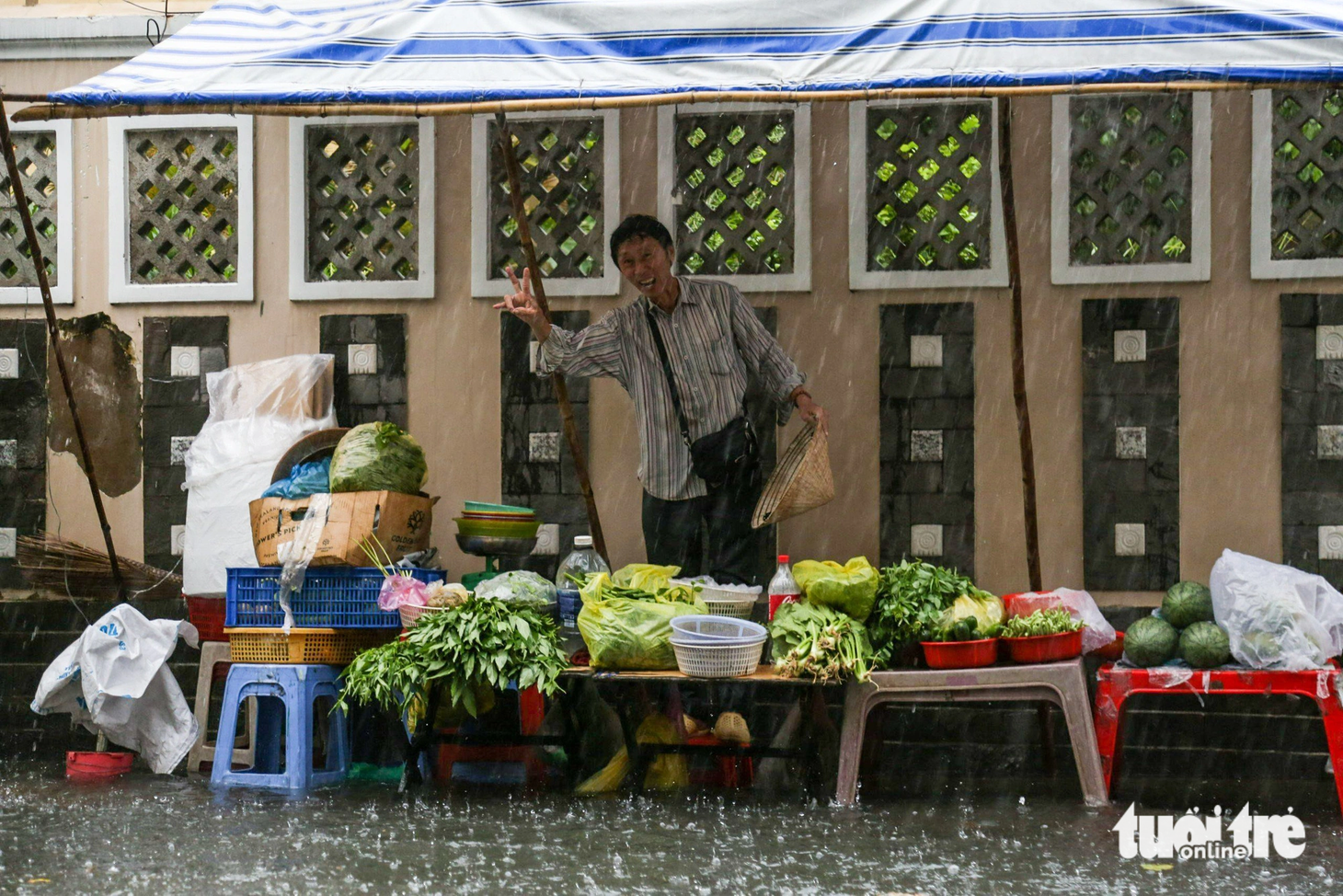 "Mưa chừng nửa tiếng là ngập lênh láng, tôi phải kê cao hàng lên để rau củ không bị úng", chú Năm (ngụ đường số 8, quận Gò Vấp) nói.