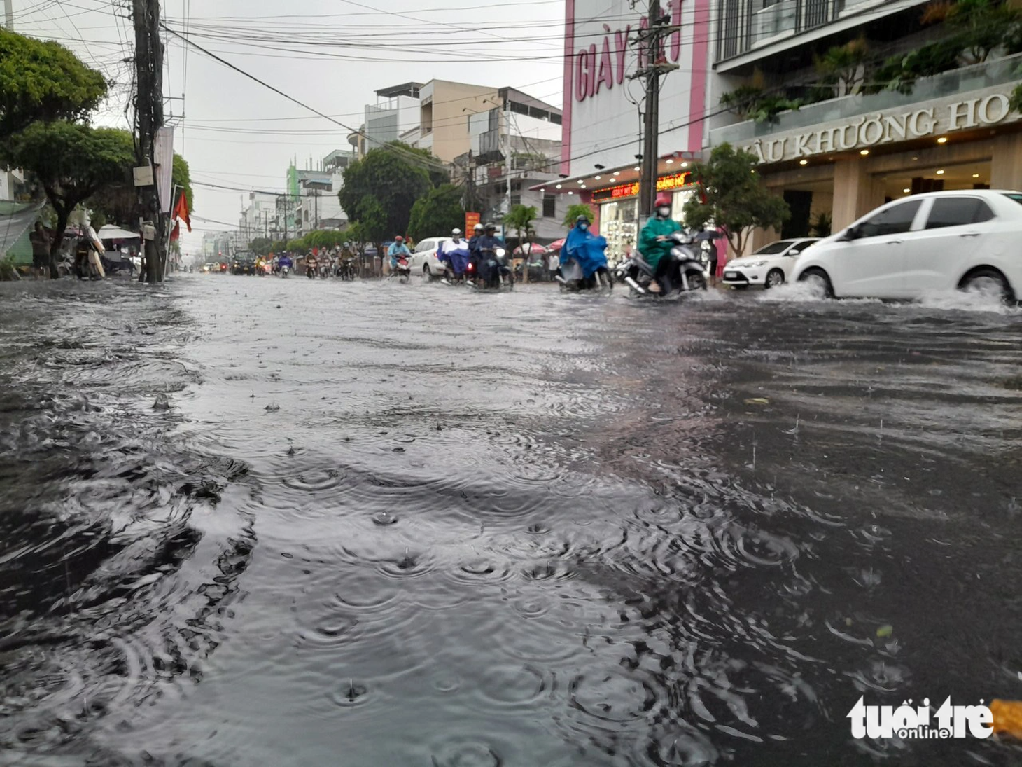 Xe cộ như "bơi" giữa phố - Ảnh: CHÍ HẠNH