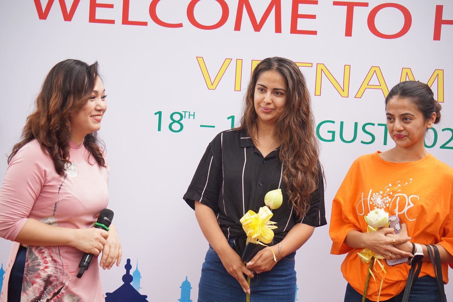 Nữ diễn viên Cô dâu 8 tuổi và diễn viên, người mẫu Helly Shah (bìa phải) thích thú nghe bà Lê Hà (bìa trái) giới thiệu về phở tráng tay - Ảnh: T.ĐIỂU