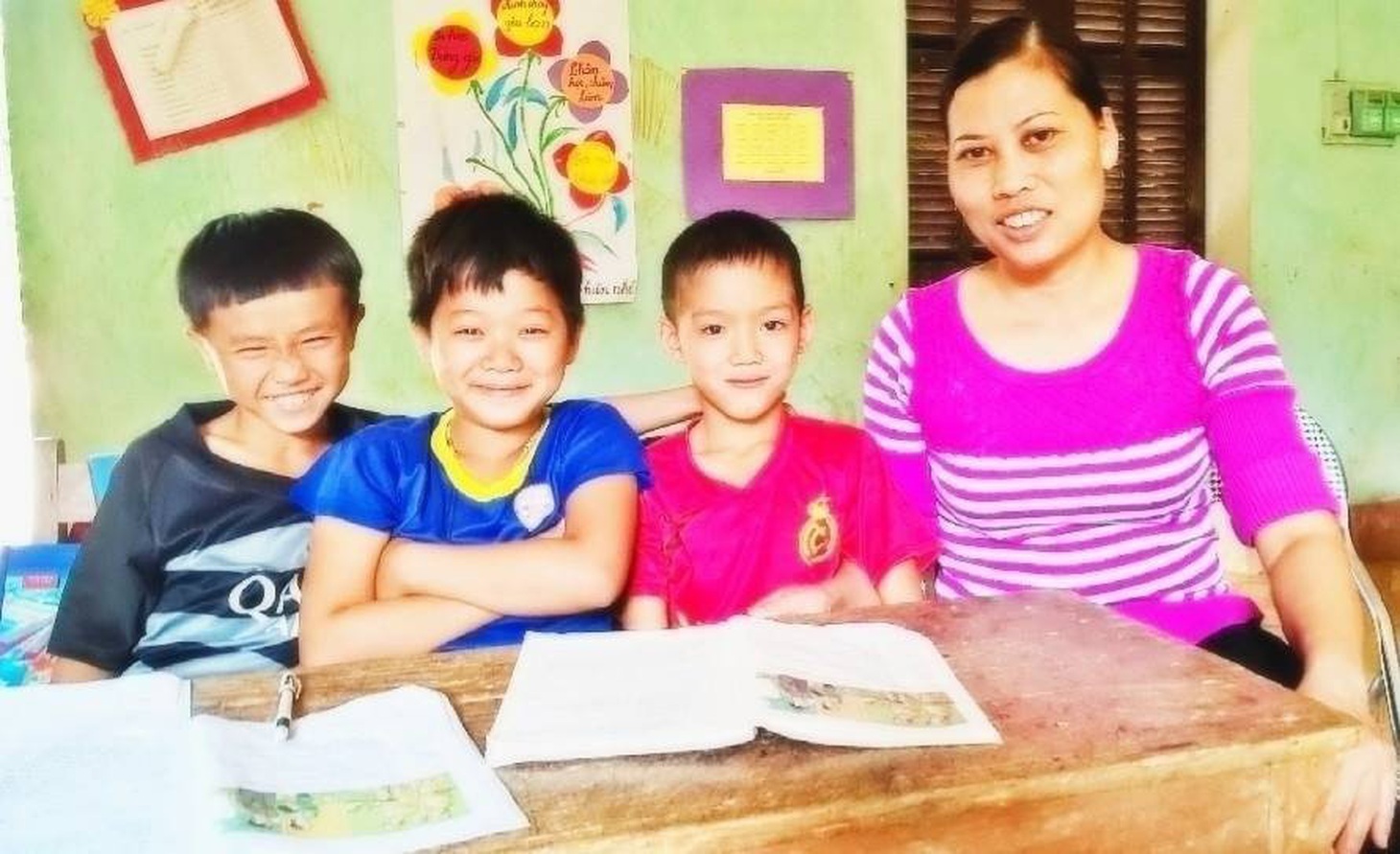 Cô giáo Bùi Thị Hồng Vân cùng học trò của mình - Ảnh: Tác giả cung cấp