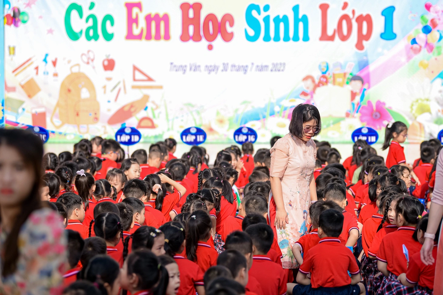 Các cô giáo lớp 1 luôn rất vất vả trong hai tuần đầu để quản lý, rèn nề nếp cho học sinh và cả chăm sóc, dỗ dành khi trẻ bỡ ngỡ với môi trường học tập mới - Ảnh: NAM TRẦN