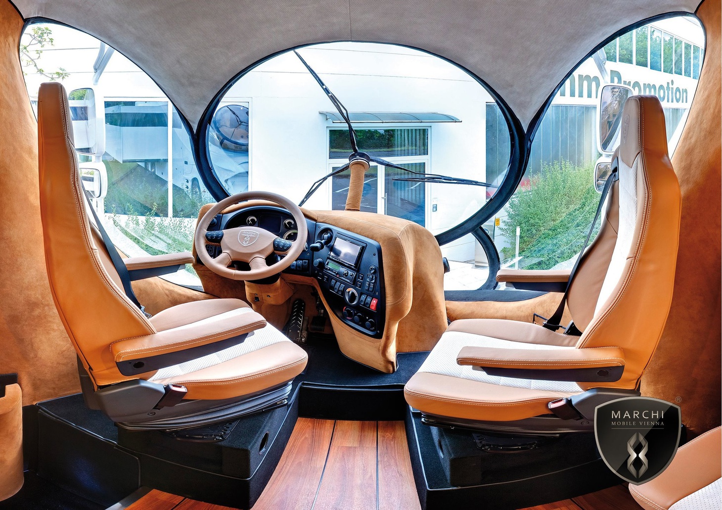 Cabin tựa như khoang lái máy bay với ghế cơ trưởng và bảng điều khiển hàng không kỹ thuật số. "Tôi đã lái tất cả các loại phương tiện trong đời, và tôi phải nói rằng đó là trải nghiệm lái xe tuyệt vời và ấn tượng nhất. Giống như đang ở trong rạp chiếu phim 4D với tầm nhìn 180 độ, thật tuyệt vời", Mario Marchi nói - Ảnh: Marchi Mobile Vienna