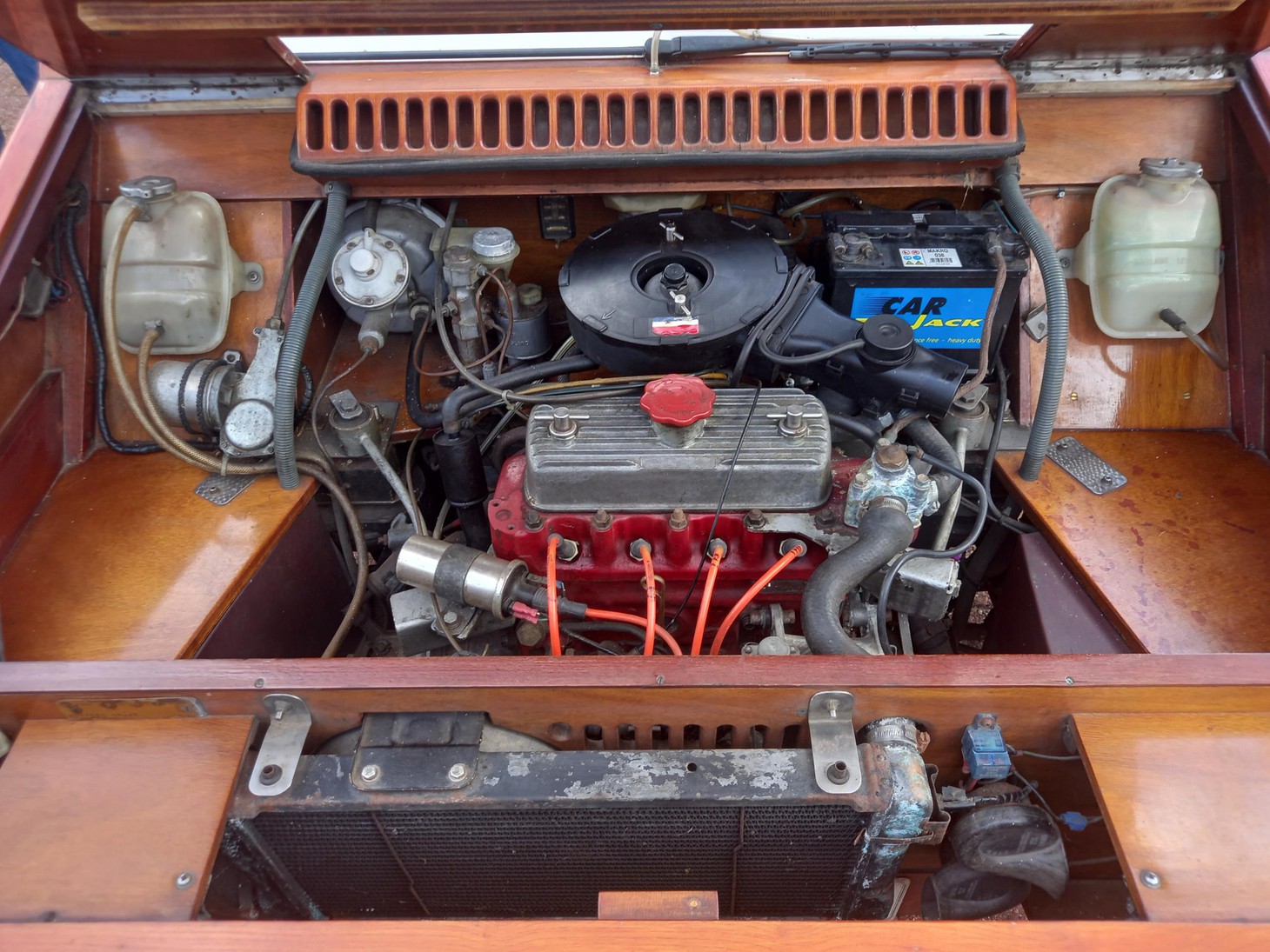 Brazier cho biết chiếc xe có thể đạt tốc độ hơn 96km/h. Trong nhiều năm sử dụng, chiếc xe gần như không có hư hỏng gì nhiều. Tuy nhiên, từng có một chiếc xe van đâm phải do tài xế giật mình trước vẻ ngoài khác lạ của chiếc xe ông cầm lái. Ông đã sử dụng vết lõm trên nắp ca pô bằng cách dùng nước và bào đi những chỗ hư hỏng. "Gỗ nở ra, trông như chưa từng bị tổn thương", ông cho hay - Ảnh: Auctioneum