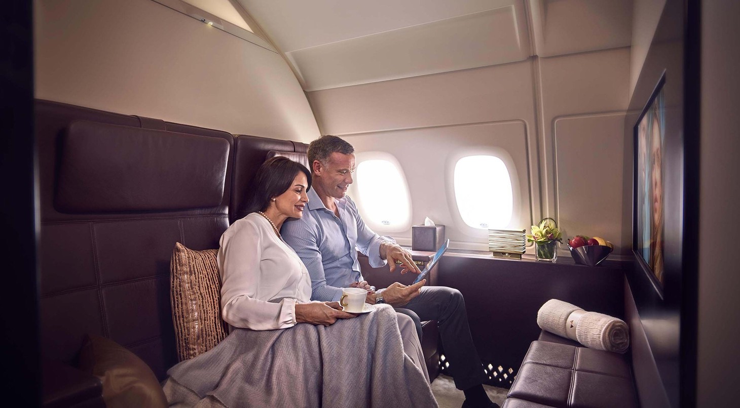 Dường như để theo tình hình kinh tế, Etihad Airways đã có cách định giá mới cho The Residence. The Residence "full option" vẫn có giá vé ngất ngưởng 20.000 USD một chiều từ Abu Dhabi đến London. Nhưng nếu lựa chọn The Residence phiên bản nâng cấp của khoang hạng nhất thì hành khách chỉ tốn khoảng từ 5.100 USD/người/chiều. Với gói này, sẽ không có quản gia riêng, đồ ăn cũng chỉ tương tự khoang hạng nhất nhưng vẫn có giường và nhà tắm vòi hoa sen - Ảnh: Etihad Airways