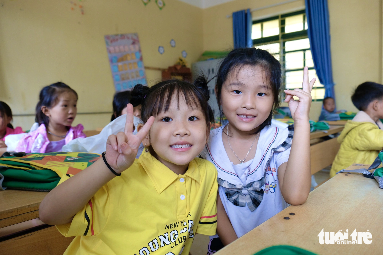 Sáng nay, thầy cô ở Hồ Bốn ai cũng hân hoan vì "vỡ kế hoạch", không chỉ học sinh khối 1, 6 mà các em học sinh các khối học khác cũng xuống tựu trường. "Các em đến trường đông vui, thầy cô vất vả một chút nhưng "có khí thế" lắm" - một thầy giáo không giấu được niềm vui. Trong ảnh, em Bảo An, Nhã Yên hào hứng sẵn sàng vào lớp 1 - Ảnh: NGUYÊN BẢO