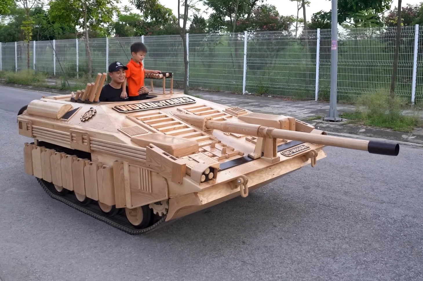&nbsp;Chiếc xe tăng gỗ đã gây ấn tượng mạnh với các trang báo nước ngoài như Yanko Design, Motor1 - Ảnh: ND - Woodworking Art