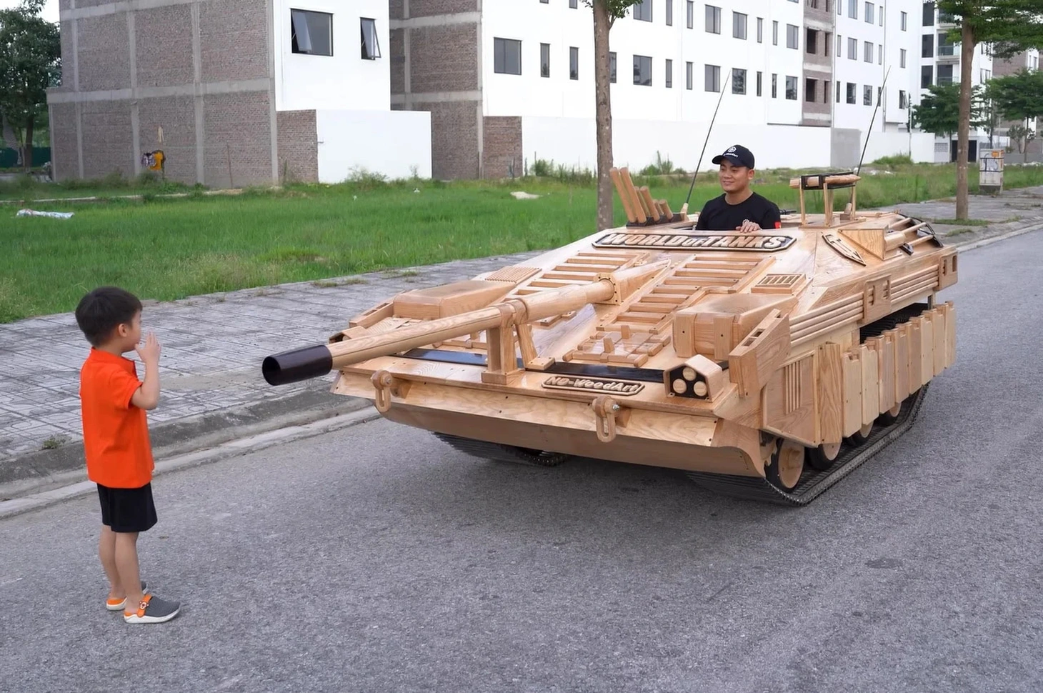Là một chiếc xe điện, mặc dù có phạm vi hoạt động hạn chế, nhưng chiếc xe tăng gỗ này có thể đi trên đường và đồng cỏ bằng phẳng một cách dễ dàng. Tuy nhiên, xe sẽ không đè bẹp ô tô hay leo cầu thang và quay đầu như một chiếc xe tăng thực sự. Dù vậy, chiếc xe tăng gỗ này là quá đủ để mang lại cảm giác không kém như ngồi xe thật - Ảnh: ND - Woodworking Art