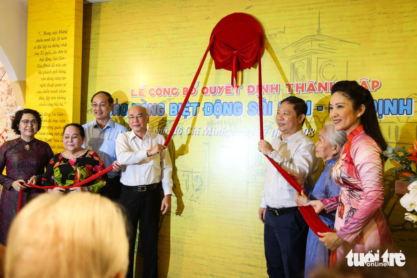 Ông Dương Anh Đức - phó chủ tịch UBND TP.HCM (áo trắng bên phải); ông Phan Nguyễn Như Khuê - trưởng Ban Tuyên giáo Thành ủy TP.HCM (áo trắng bên trái) cùng các đại biểu thực hiện nghi thức khánh thành Bảo tàng Biệt động Sài Gòn - Gia Định