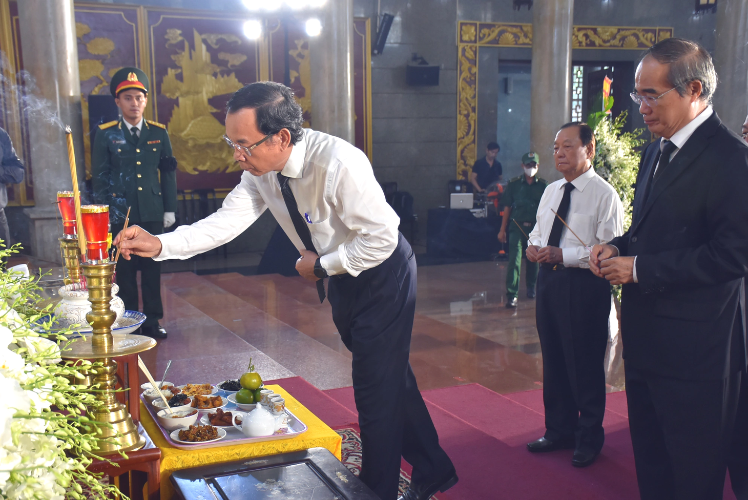 Bí thư Thành ủy TP.HCM Nguyễn Văn Nên thắp hương đưa tiễn giáo sư Trần Hồng Quân