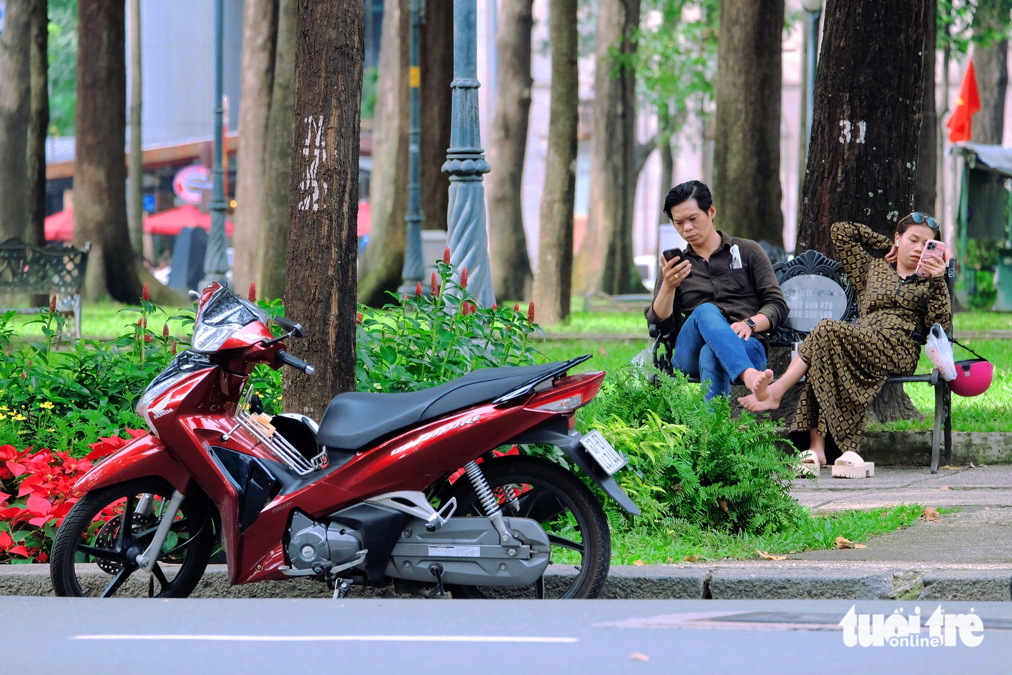 Công viên 30 Tháng 4 (quận 1) ở ngay trung tâm TP.HCM, thu hút nhiều người dân, du khách đến dạo chơi, hóng mát nhưng không có bãi giữ xe. Thông thường người dân sẽ gửi xe ở bãi xe Dinh Độc Lập. Nhưng thực tế, nhiều người chọn đậu xe ngay dưới lòng đường và ngồi ghế đá trông xe.