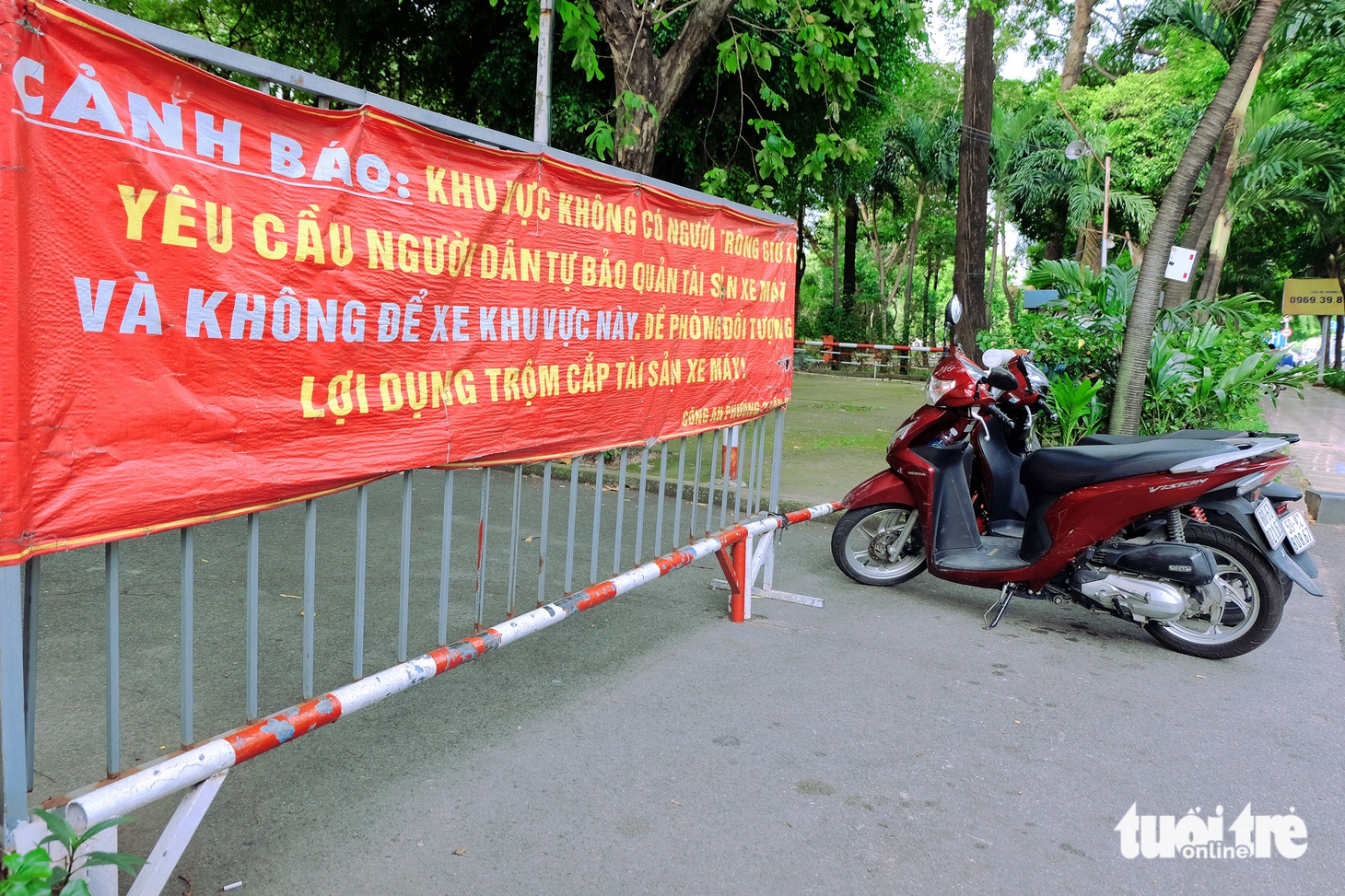 Nhiều người mạo hiểm đậu xe cạnh bảng cảnh báo khu vực không có người trông giữ xe, yêu cầu người dân tự bảo quản tài sản và đề nghị không đậu xe tại công viên Hoàng Văn Thụ, quận Tân Bình