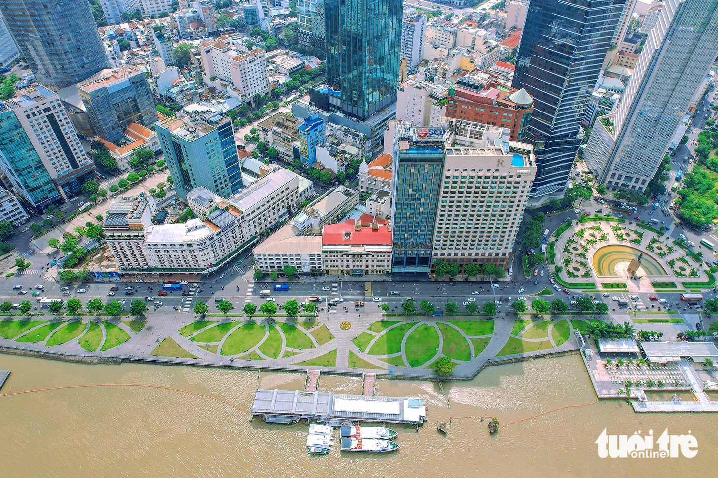 Công viên Bến Bạch Đằng (quận 1, TP.HCM) là điển hình của tình trạng thiếu bãi giữ xe. Nếu gửi xe quanh khu vực phố đi bộ Nguyễn Huệ, người dân rất khó khăn khi băng qua đường. Trong khi đó, bãi xe của Saigon Waterbus cạnh công viên luôn trong tình trạng hết chỗ. Vì vậy nhiều người đậu xe máy dọc đường Tôn Đức Thắng để vào công viên