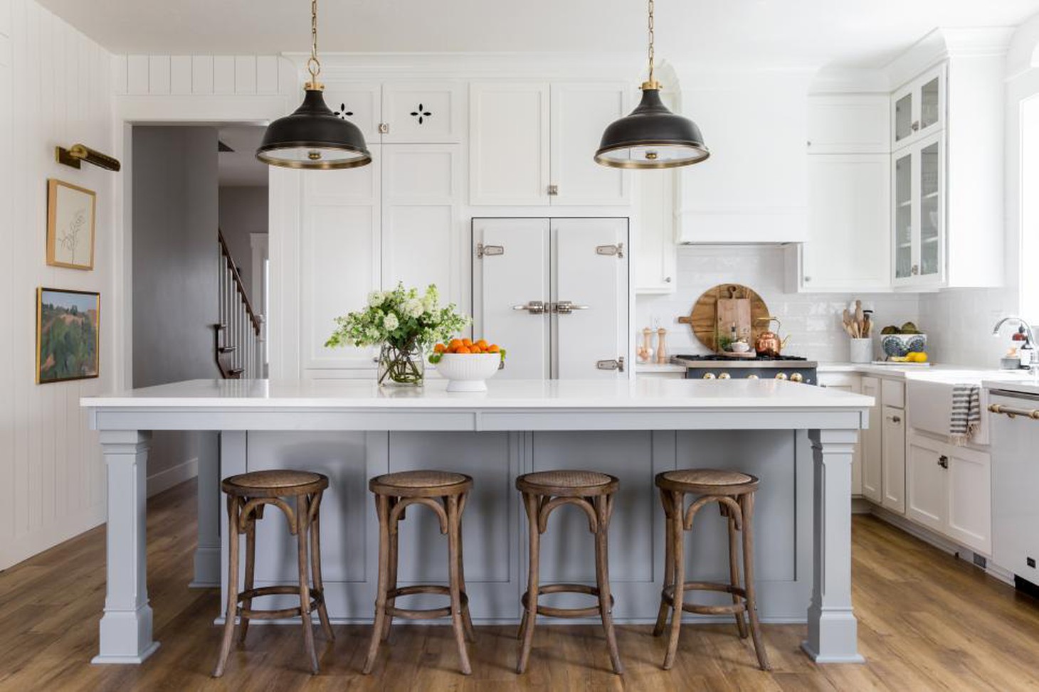 Bộ đèn treo lấy cảm hứng cổ điển phù hợp với không gian bếp - Ảnh: HGTV