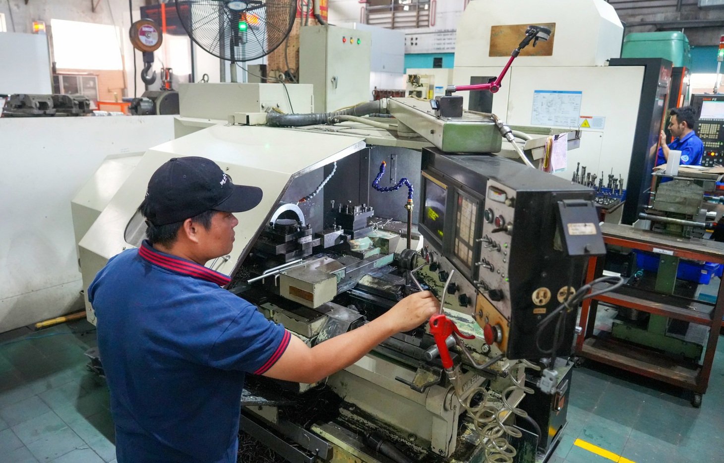 Doanh nghiệp kỳ vọng hỗ trợ khơi thông thị trường đón đầu phục hồi. Trong ảnh: công nhân vận hành máy tại Công ty cơ khí Nhật Long, TP Thủ Đức, TP.HCM - Ảnh: HỮU HẠNH