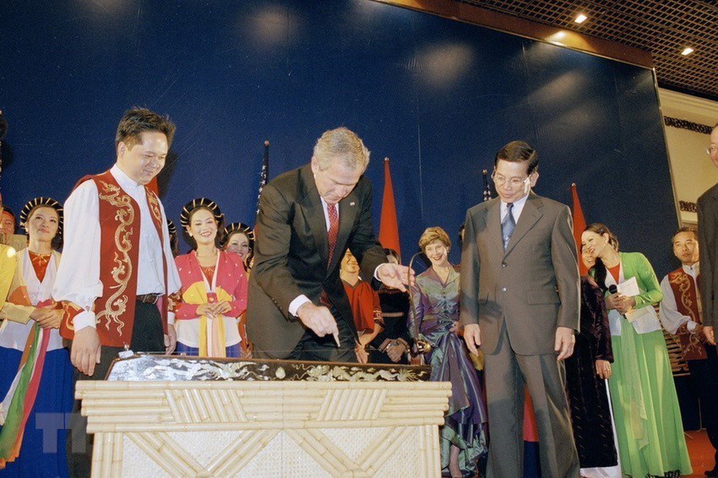 Tổng thống Mỹ George W.Bush chơi đàn bầu - nhạc cụ truyền thống của Việt Nam - trong bữa tiệc chiêu đãi do Chủ tịch nước Nguyễn Minh Triết tổ chức tại Trung tâm Hội nghị quốc tế ở Hà Nội, khi ông Bush có chuyến thăm chính thức Việt Nam từ ngày 17 tới 20-11-2006 - Ảnh: TTXVN