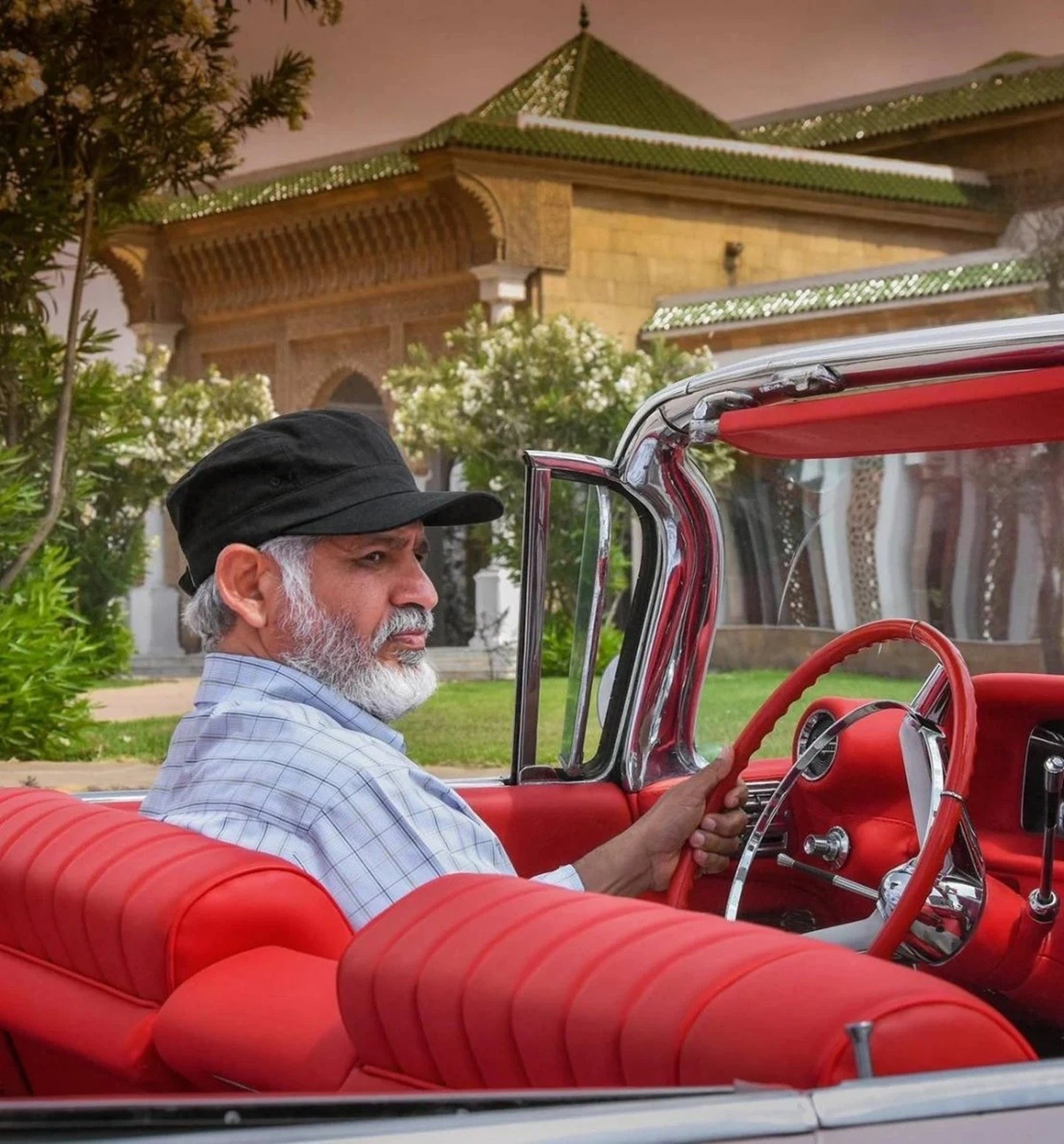 "Dodge Power Wagon" phiên bản quái vật lớn gấp 8 lần chiếc xe nguyên bản, và nặng hơn 50 tấn. Dodge Power Wagon vốn được nhiều đại gia Trung Đông sử dụng vào những năm 1950 - cũng là thập niên bùng nổ dầu mỏ và đưa vị thế cũng như kinh tế Trung Đông lên một tầm cao mới. Vì thế, đây cũng là một trong những chiếc xe được Rainbow Sheikh yêu thích nhất - Ảnh: Autoevolution