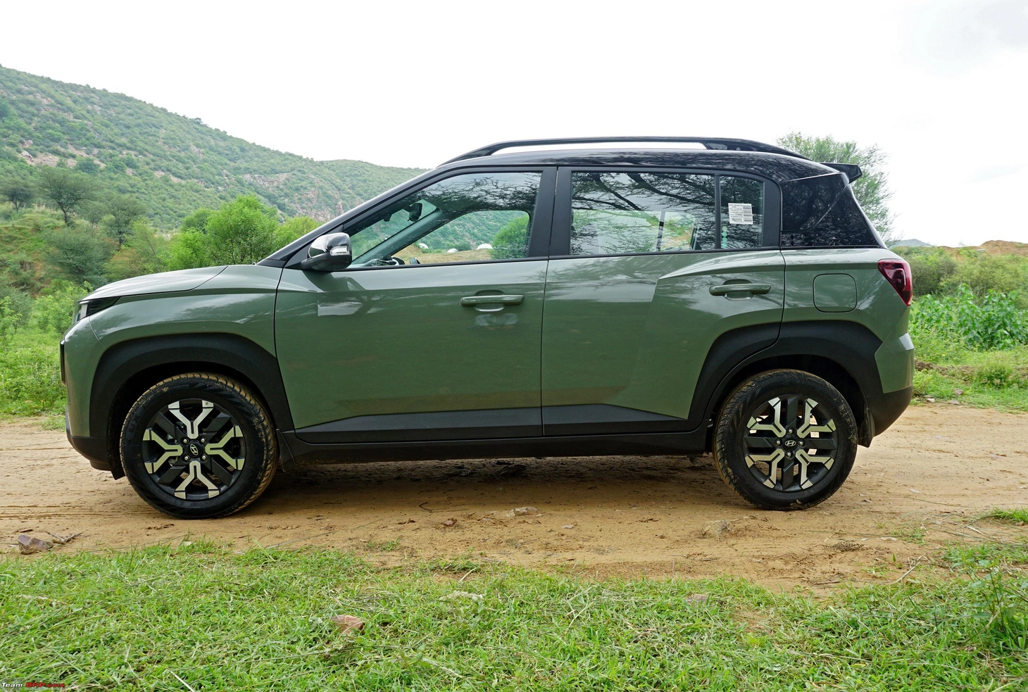 So với Raize và Sonet, kích thước Hyundai Exter có phần khiêm tốn hơn, khi dài x rộng x cao lần lượt là 3.815 x 1.710 x 1.631 (mm). Chiều dài cơ sở đạt 2.450mm. Thông số tương ứng của Raize là 4.030 x 1.710 x 1.605 (mm), cùng trục cơ sở 2.525mm - Ảnh: team-bhp