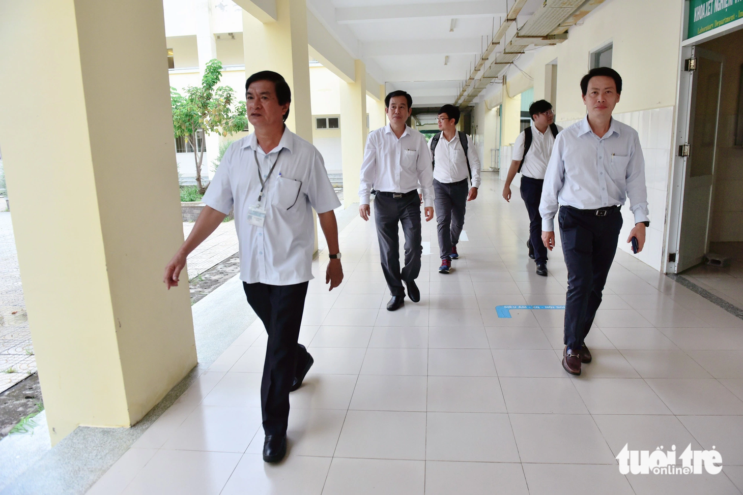 Lối đi trong bệnh viện sạch sẽ, rộng rãi, vắng bóng bệnh nhân - Ảnh: DUYÊN PHAN
