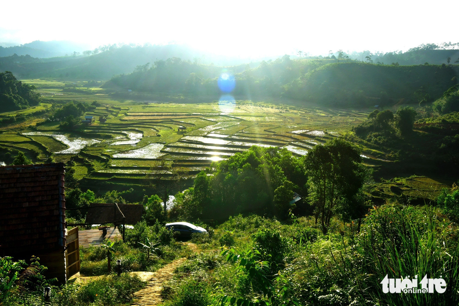 Bình minh ở làng Kon Vơng Kia, xã Đăk Long (nay là thị trấn Măng Đen) - Ảnh: T.T.D.