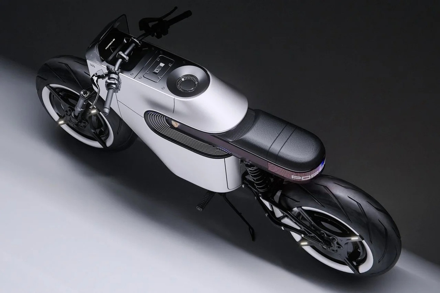 Chiếc xe concept được tạo ra dành cho các tín đồ đam mê, chứ không phải những người thích những chiếc xe thực dụng. Vì lẽ đó, Porsche 619 tập trung vào tốc độ, cảm giác "sướng" khi cầm lái và sự sang trọng. Dù không thực sự sở hữu thiết kế "siêu khí động học" như Porsche 4 bánh, 619 vẫn mang lại cảm giác của một "quái vật tốc độ" lao đi vun vút trên đường