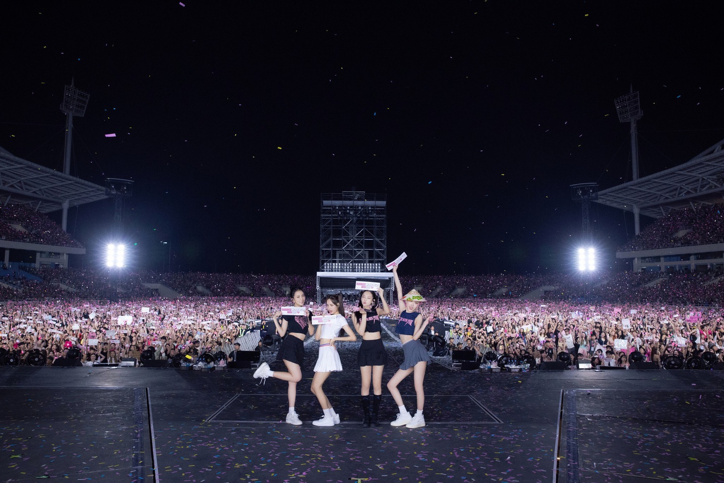 Trang fanpage chính thức của BlackPink đã đăng tải tấm ảnh "signature" mang phong cách đặc biệt của mỗi đêm nhạc Born Pink - Ảnh: BlackPink