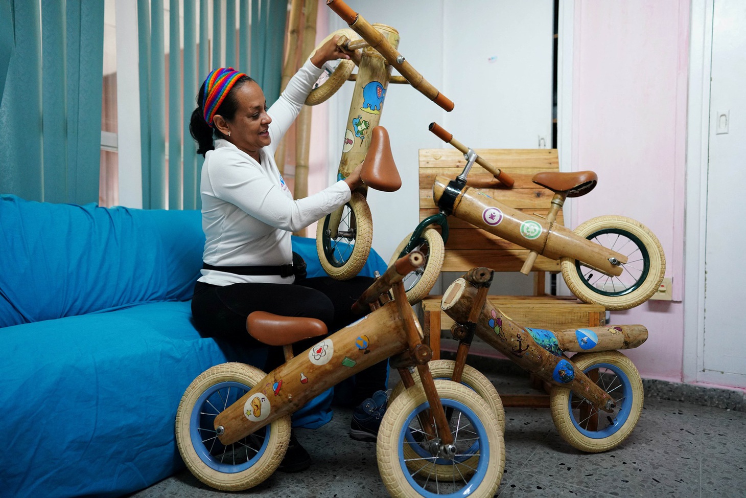 Nayvis Diaz, người sáng lập Velo Cuba, nói với Reuters: "Có 28 loài tre ở Cuba. Trong đó có 2 - 3 loại có thể dùng tạo ra những chiếc xe đạp này". Trong ảnh: Diaz trưng bày mô hình xe đạp tre trong văn phòng - Ảnh: Reuters