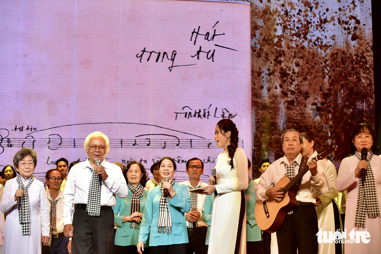 CLB truyền thống Thành Đoàn biểu diễn "Hát trong tù" của nhạc sĩ Tôn Thất Lập - Ảnh: T.T.D.