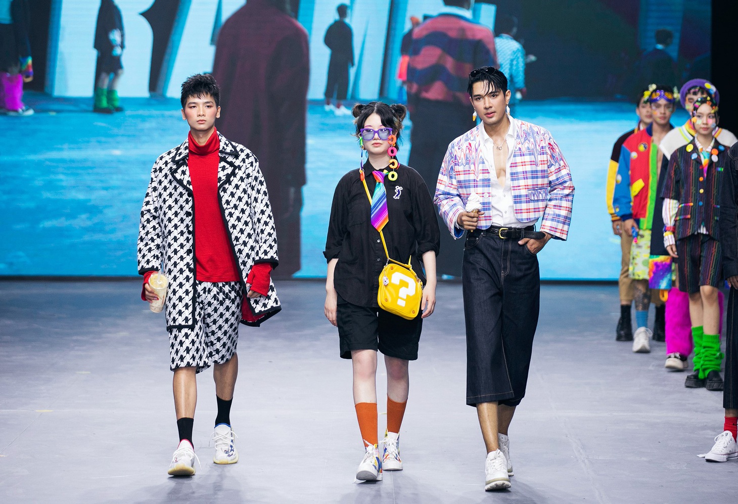 Nguyễn Hữu Kim Sơn (trái) cầm ly trà sữa khi trình diễn - Ảnh: KIẾNG CẬN TEAM