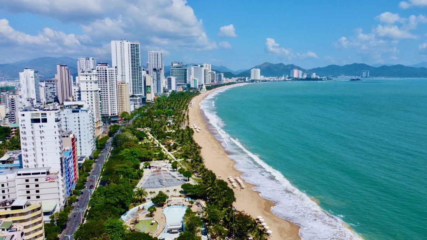 Nha Trang hấp dẫn du khách Hàn Quốc, trong đó có các sao Hàn - Ảnh: THỤC NGHI