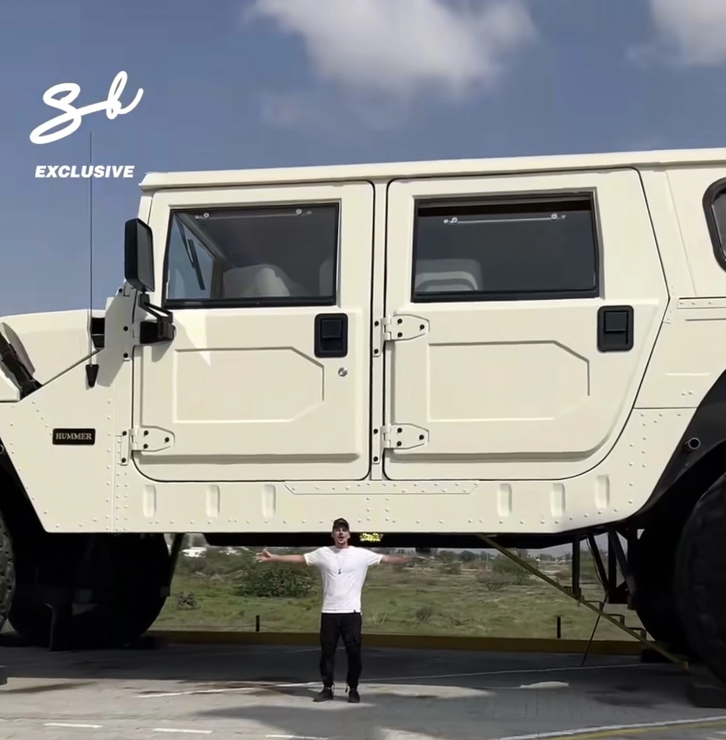 Khám phá Hummer lớn nhất thế giới của tỉ phú Trung Đông: To như căn hộ, giá mỗi bánh đủ mua ô tô mới - Ảnh 2.