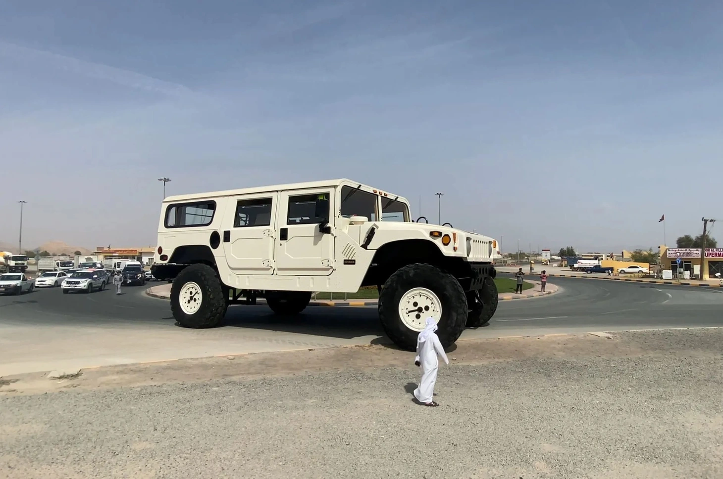 Hummer H1 X3 dài 16 mét, cao 6,5 mét, rộng 6 mét, nặng 60.000kg. Vì vậy, cần một chiếc xe khổng lồ khác nếu muốn biến "quái vật" này thành rơ moóc