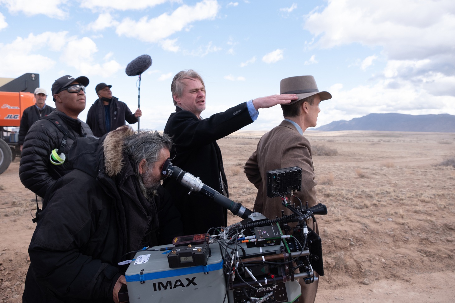 Đạo diễn Christopher Nolan trên trường quay Oppenheimer
