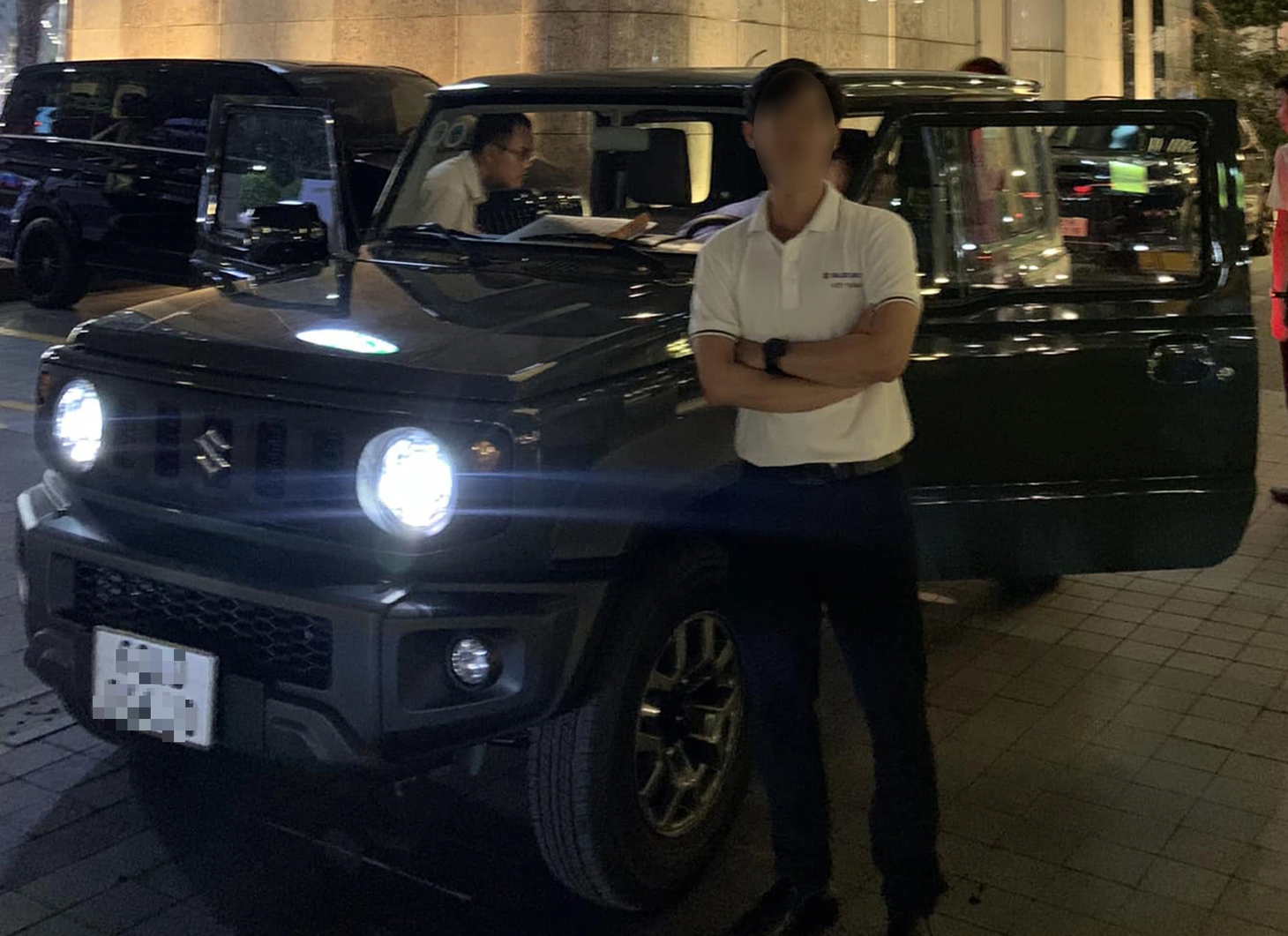 Giá bán dự kiến của Suzuki Jimny chính hãng ở Việt Nam là 789 triệu đồng. Bản hai tông màu cao hơn một chút với dự kiến 799 triệu đồng. Nếu mức giá này là chính xác, Suzuki Jimny tại Việt Nam có giá thấp hơn đáng kể so với thị trường Thái Lan (giá bán quy đổi tương đương 1,17 - 1,19 tỉ đồng). Một lợi thế cho Suzuki Jimny là ở Việt Nam, xe không có đối thủ ngang hàng, mà sẽ một mình một phân khúc. Đây có thể là một trong những lý do số lượng xe được bán ra ở Việt Nam ấn định ở con số 150, cao hơn con số 50 xe ở Thái Lan - Ảnh: Hội Suzuki Jimny Việt Nam/Facebook