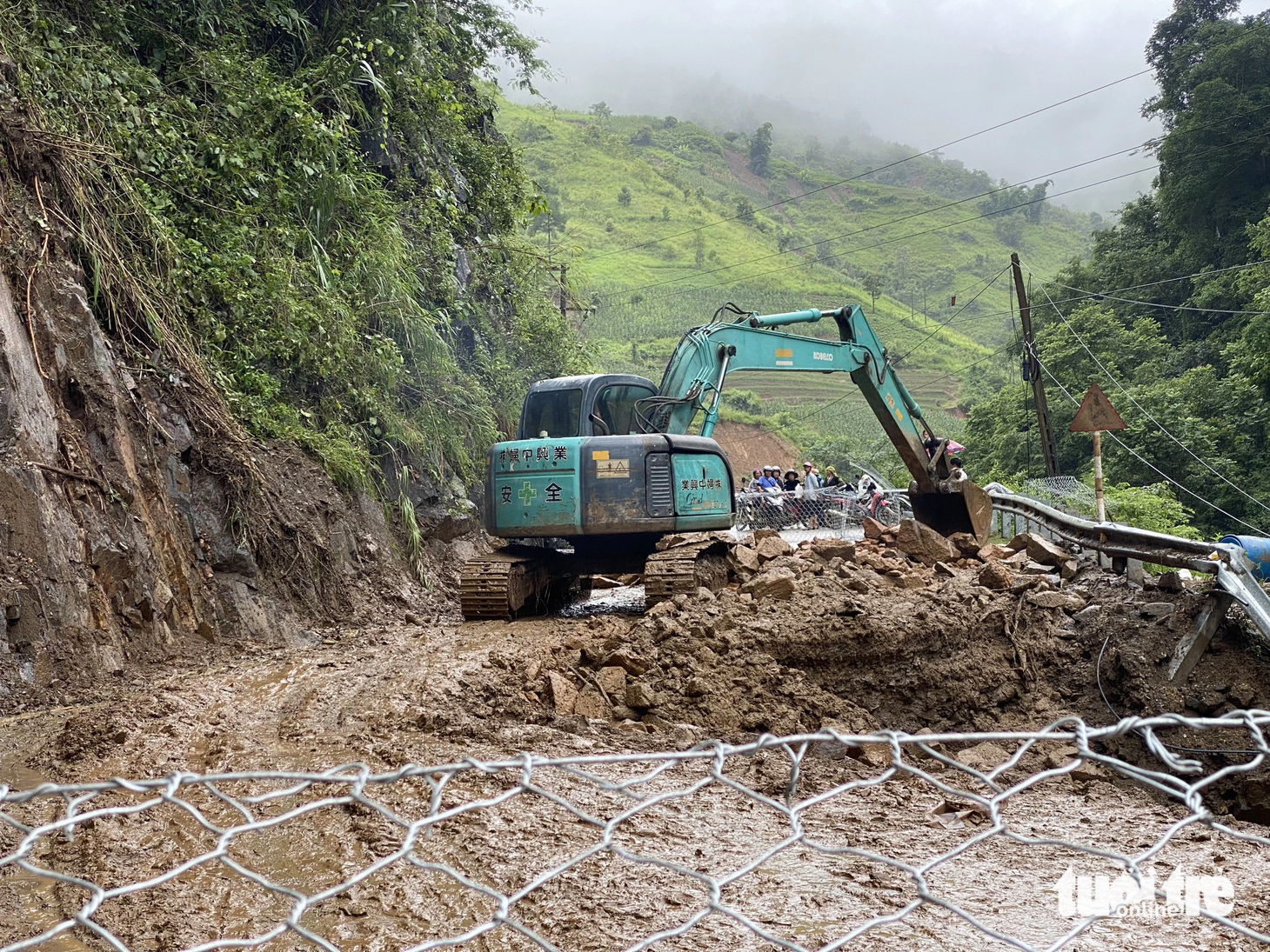 Nếu trời không mưa, nước rút, phải mất 2-3 ngày mới có thể thông đường tới trung tâm xã Hồ Bốn - Ảnh: C.TUỆ