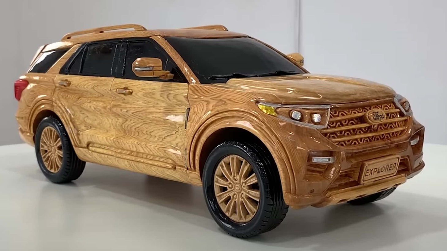 9x Việt Nam làm Ford Explorer 2023 từ gỗ, báo Mỹ khen quá tinh tế - Ảnh 1.