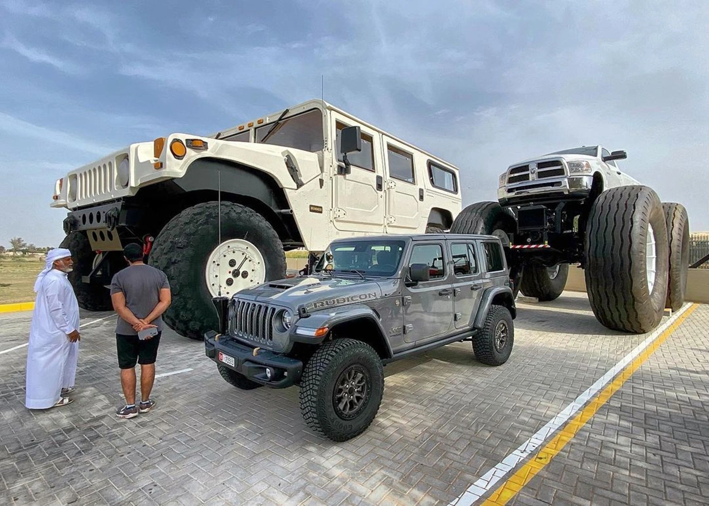 Ngoài Hummer khổng lồ, Rainbow Sheikh còn sở hữu khoảng 3.000 phương tiện di chuyển khác nhau. Rất nhiều trong số đó là những "quái vật" thực thụ với thân hình đồ sộ, mà Hummer là tiêu biểu. Ngoài Offroad Museum, tỉ phú Trung Đông này còn nhiều xe ở Bảo tàng Emirates National Auto Museum, có thể kể đến chiếc caravan lớn nhất thế giới với 8 phòng ngủ và nặng 122 tấn - Ảnh: Autoevolution