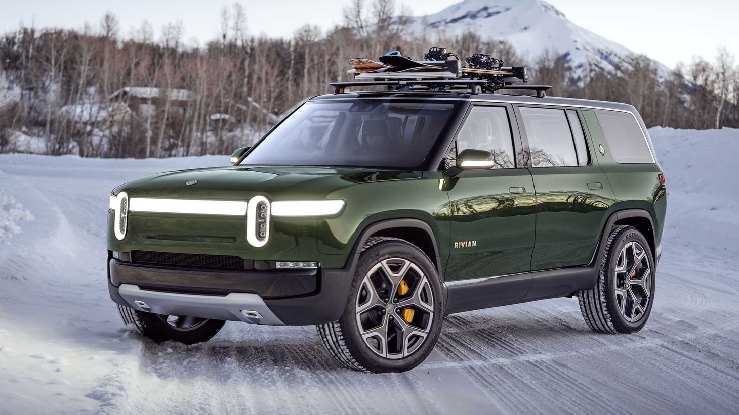 3. Rivian R1S. Tốc độ tối đa: 201km/h, khả năng tăng tốc từ 0 - 96km/h: 3,0 giây. Điểm chung của SUV điện "hiệu suất cao" là chúng không có tốc độ tối đa quá tốt vì giới hạn nhiệt và lưu ý về độ bền của pin. Tuy nhiên, mô-men xoắn cao đạt được gần như tức thời ngay sau khi đạp chân ga giúp 3 vị trí SUV tăng tốc nhanh nhất thế giới đều của xe điện - Ảnh: Motor1