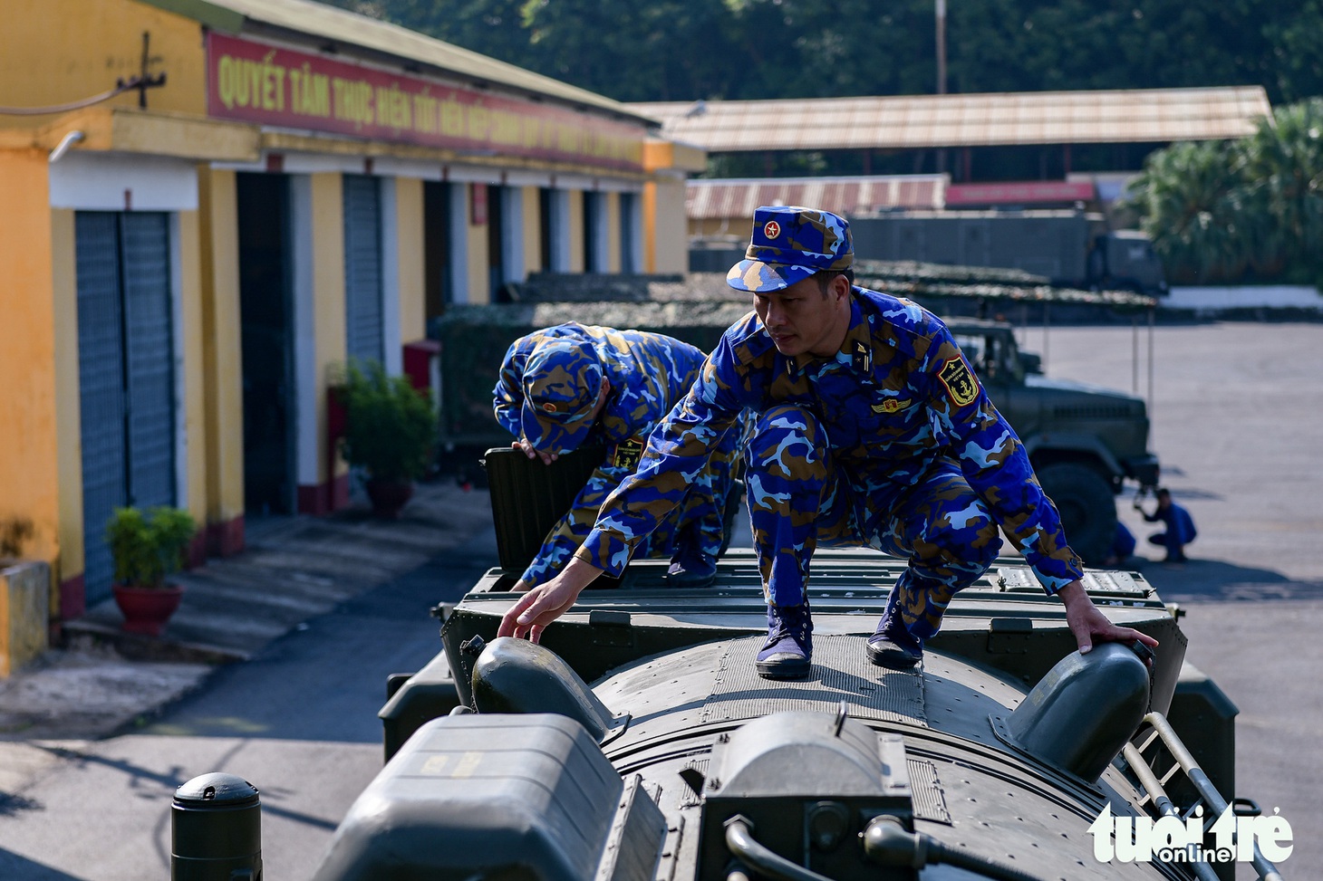 Trắc thủ trong kíp chiến đấu đang thực hành kiểm tra tình trạng vũ khí trang bị - Ảnh: NAM TRẦN