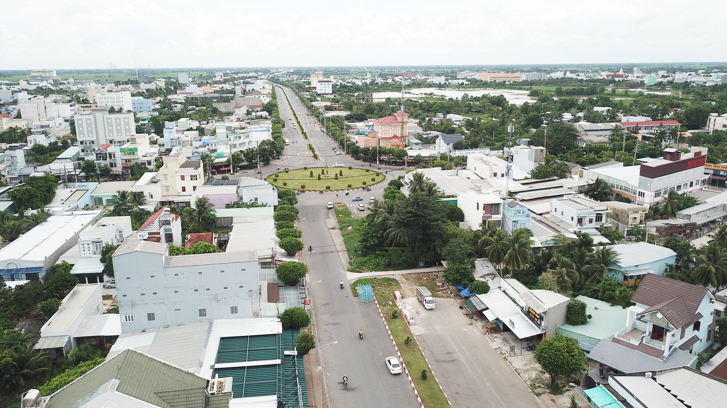 Còn một căn nhà nằm chắn giữa đường Võ Văn Kiệt tồn tại suốt 20 năm qua. Ông Thiều cho biết sẽ cố gắng giải quyết trong tháng 9-2023, việc bồi hoàn sẽ theo hướng có lợi cho người dân - Ảnh: CHÍ QUỐC