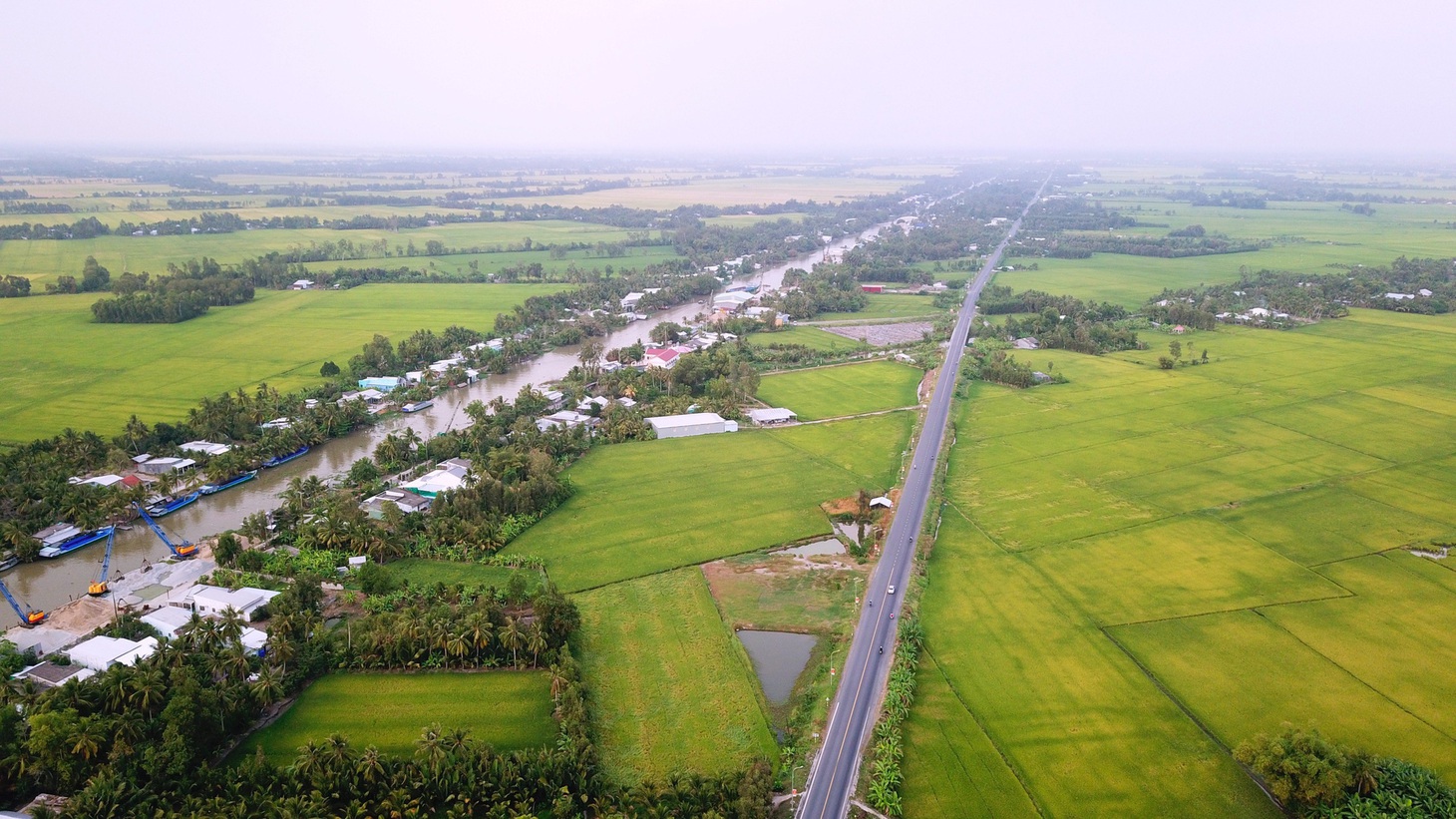 Bạc Liêu gặp bất lợi về mặt hạ tầng giao thông khi đường cao tốc Chính phủ đang đầu tư chỉ đi qua địa bàn tỉnh có 7km. Trong ảnh: Quốc lộ Quản Lộ - Phụng Hiệp qua địa bàn tỉnh Bạc Liêu - Ảnh: CHÍ QUỐC