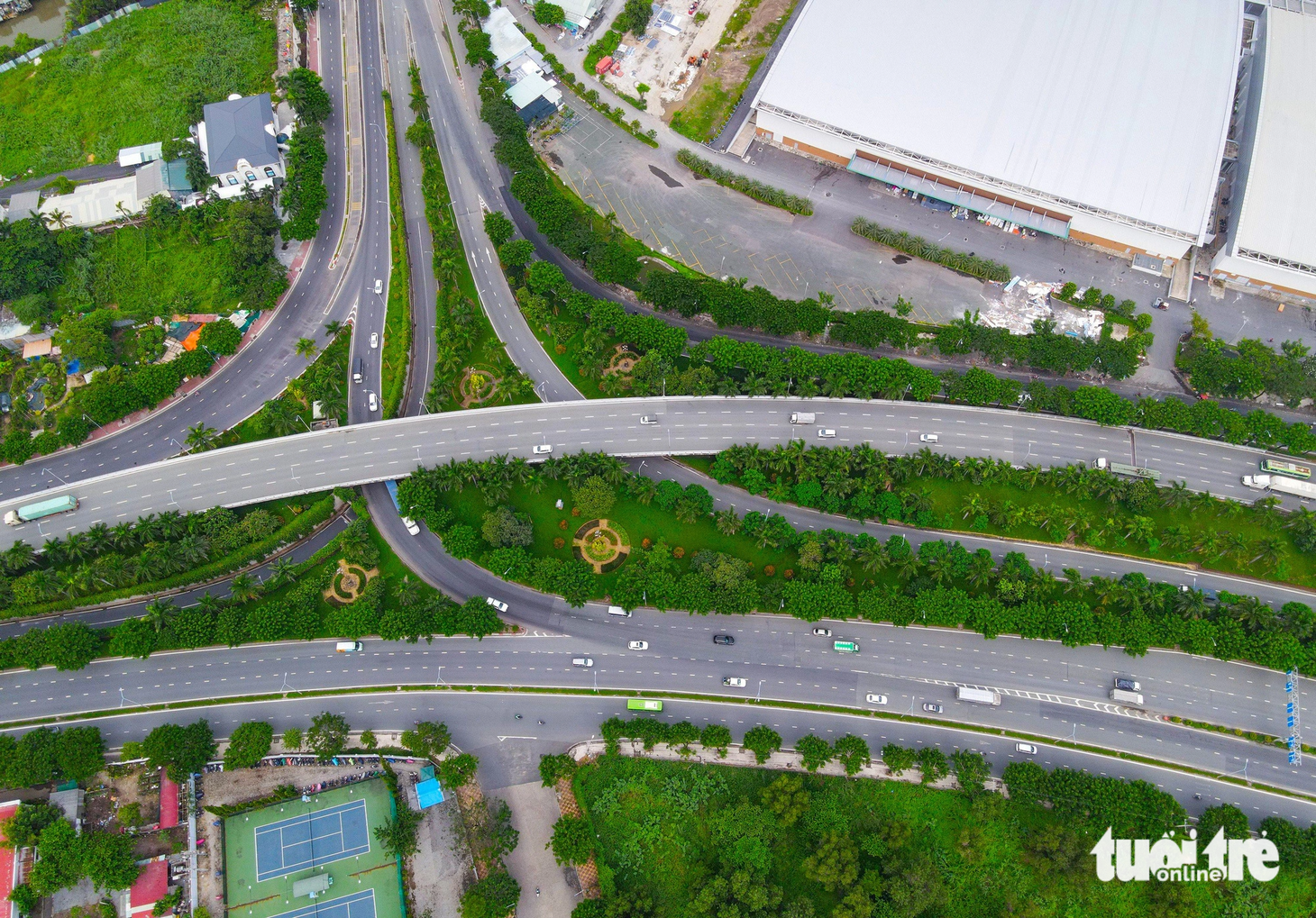 Đường Nguyễn Văn Linh dài 17,8km, nối từ quận 7 đến quốc lộ 1 (đoạn đi qua huyện Bình Chánh), kết nối với đường dẫn cao tốc TP.HCM - Trung Lương. Đây là đại lộ được quy hoạch lộ giới 120m, 10 làn xe, được xem là một trong những con đường có cảnh quan đẹp của TP.