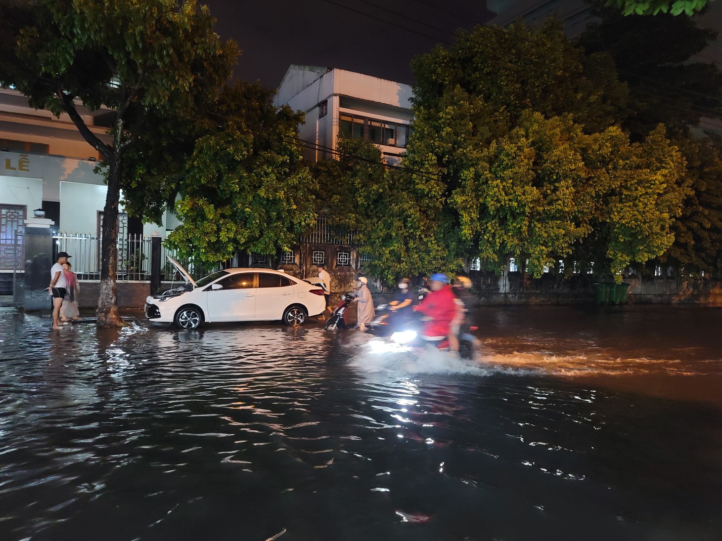 Đường Quang Trung đoạn gần nhà tang lễ Đà Nẵng vẫn ngập dù mưa ngừng hơn 30 phút - Ảnh: TR.TRUNG