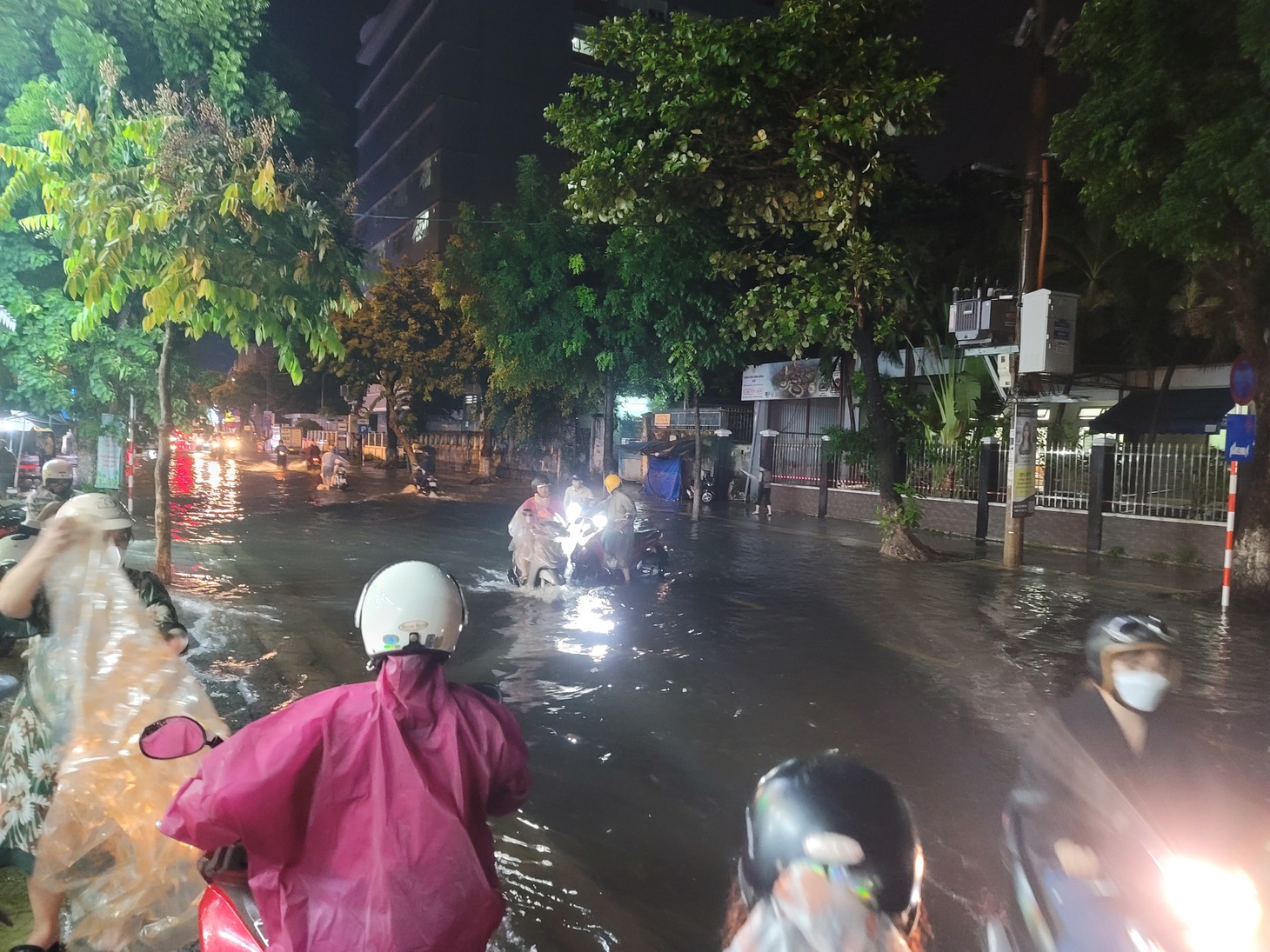 Người dân đi lại trên vỉa hè khi qua đường Quang Trung để tránh nước ngập - Ảnh: TR.TRUNG