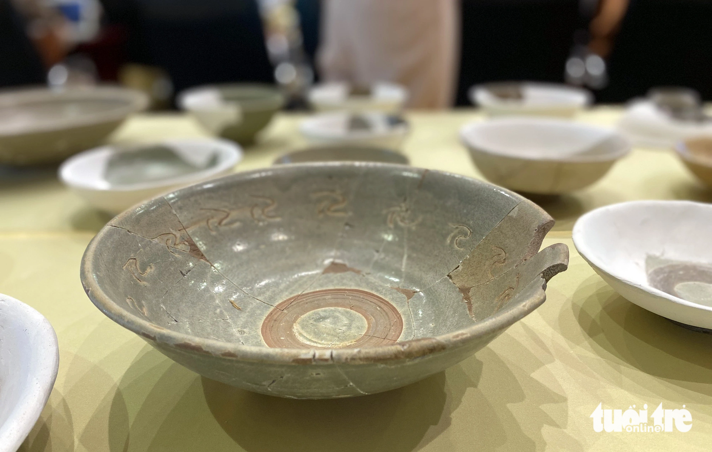 Một chiếc đĩa sâu thu được khi khai quật di tích "Vòng thành đá trắng" - Ảnh: ĐÔNG HÀ