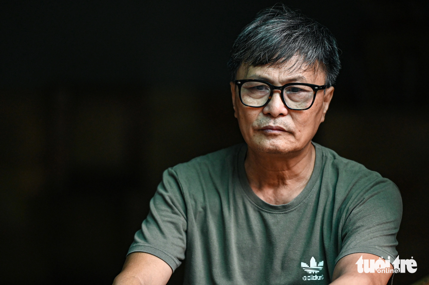 Người đàn ông trong ảnh cho hay ông thấy ám ảnh bởi những tiếng hét từ tầng 7: "Nhà tôi nhiều trẻ con, cứu chúng tôi với". Ông kể họ dùng đèn pin vẫy qua từ hành lang - Ảnh: HỒNG QUANG