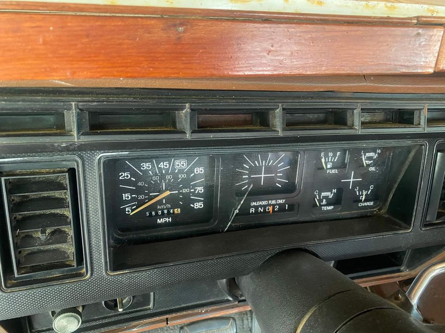 Lý do chế tạo chiếc Ford F-150 gỗ này vẫn còn là bí ẩn. Tính tiện dụng không cao, chống chọi thời tiết không tốt, chịu va đập kém, và có thể còn nặng hơn cả bản sử dụng thép. Nhưng thế giới không thiếu người có gu "khác thường", và không thể đòi hỏi lời giải thích hợp lý từ những người như vậy. Dù sao, chính những người như vậy luôn tiềm ẩn sự sáng tạo và mang đến cho thế giới những sản phẩm độc đáo nhất - Ảnh: Facebook Marketplace