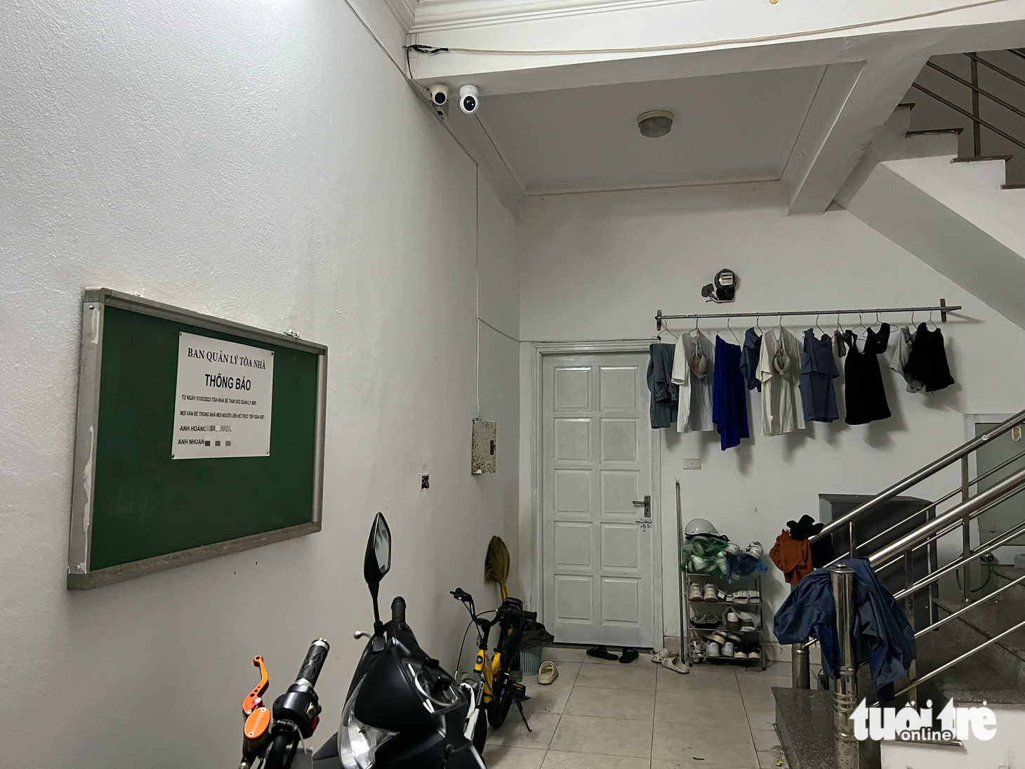 Một căn phòng cho thuê được bố trí ngay ở tầng 1, nơi có rất nhiều xe cộ - Ảnh: PHẠM TUẤN