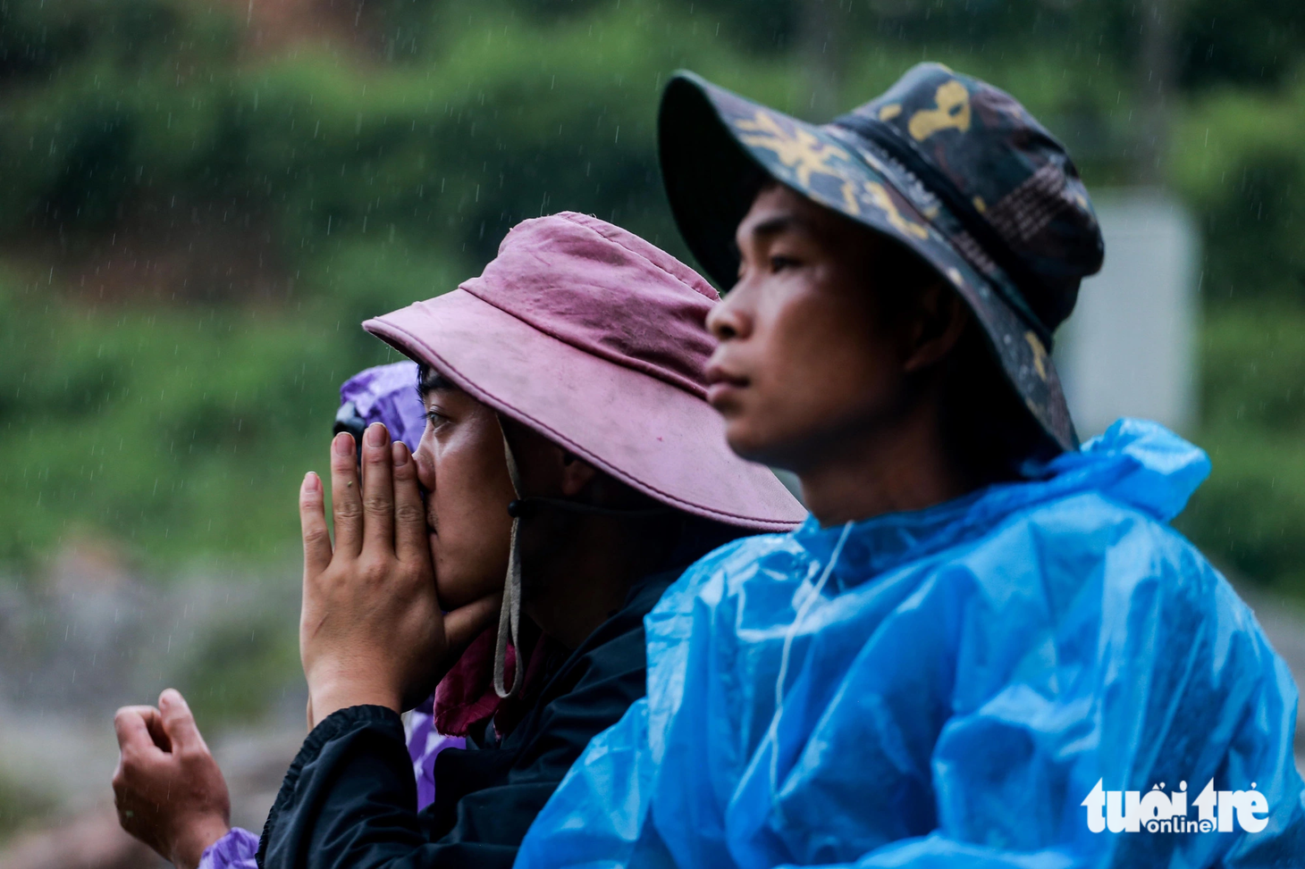 Người nhà nạn nhân bị lũ cuốn cầu mong sớm tìm thấy tung tích