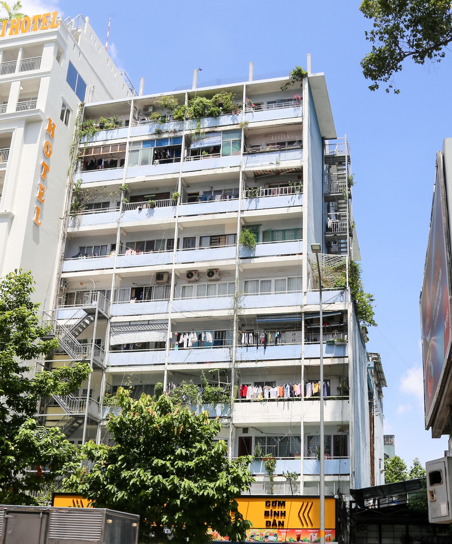 Chung cư 450 Nguyễn Thị Minh Khai, quận 3, TP.HCM có hai lối thoát hiểm ngoài trời - Ảnh: THẢO LÊ